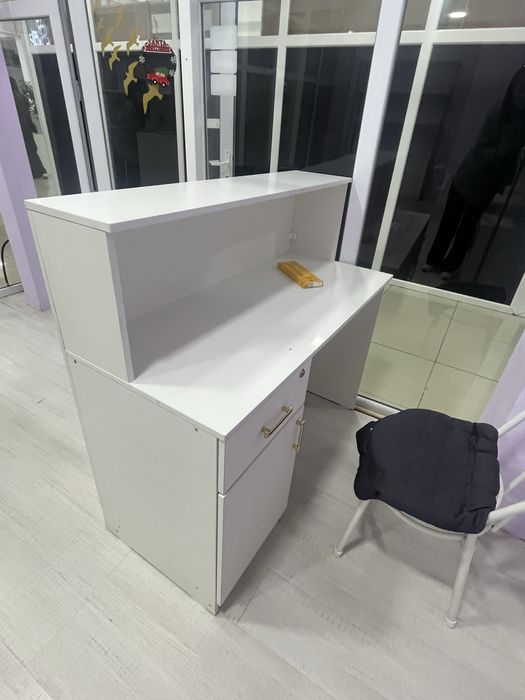 Ресепшн и витрина шкаф продается