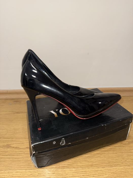 Дамски обувки на ток с червена подметка