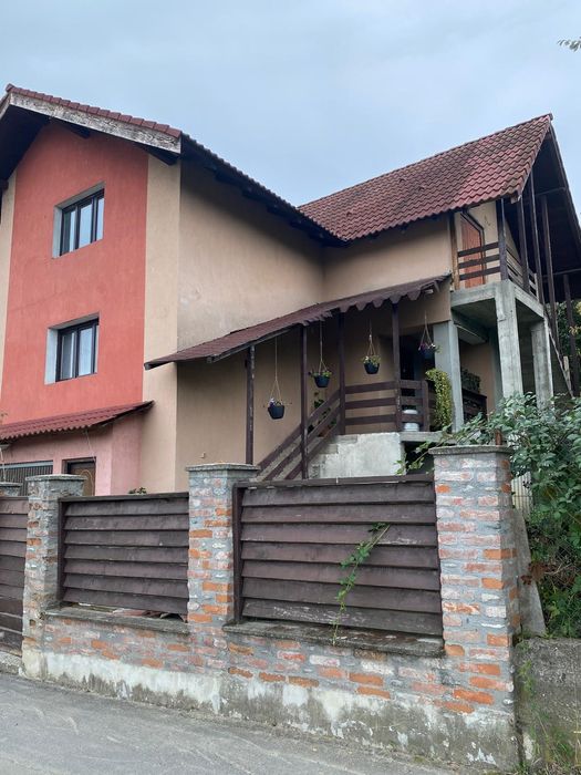 Vilă compusă din două apartamente  sau schimb +diferență cu apartament