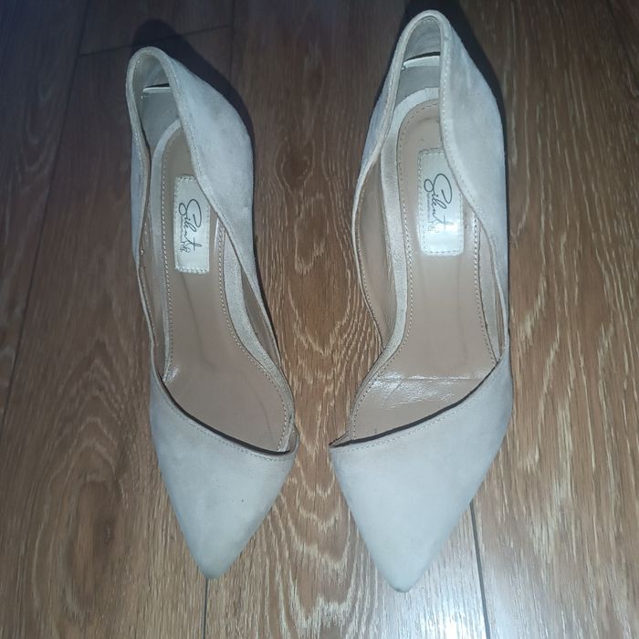 Pantofi stiletto decupati intr-o parte