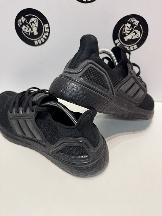 Маратонки ADIDAS ULTRA BOOST . Номер 42