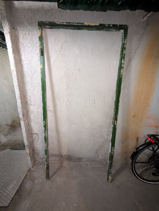 Стоманена врата с каса, брава и патрон