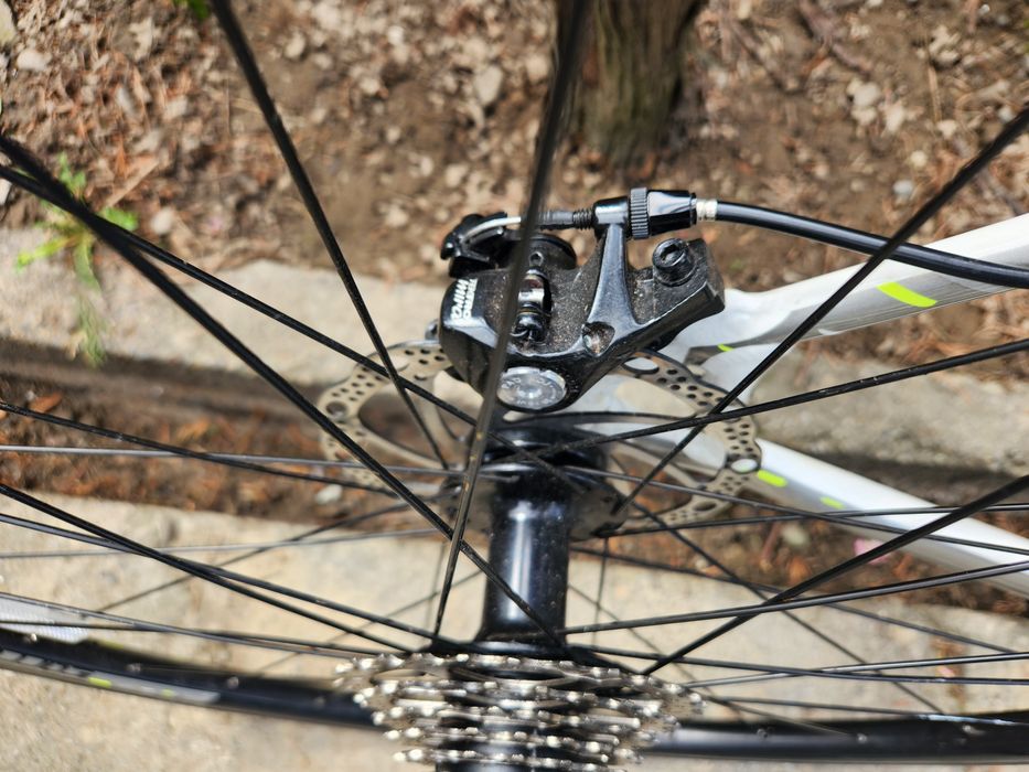 Vând bicicletă cursieră carrera Virtuoso: ușoară, rapidă și incredibil de precisă.