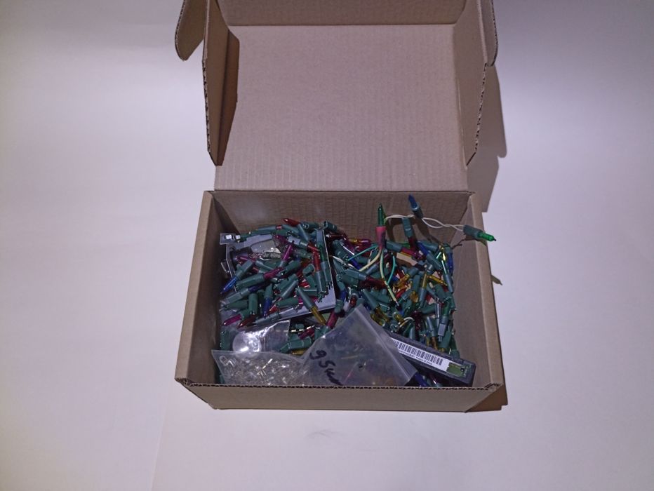 Продам коробку с лампочками