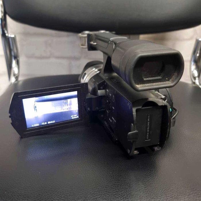 Видеокамера Sony NEX-VG10E с обектив