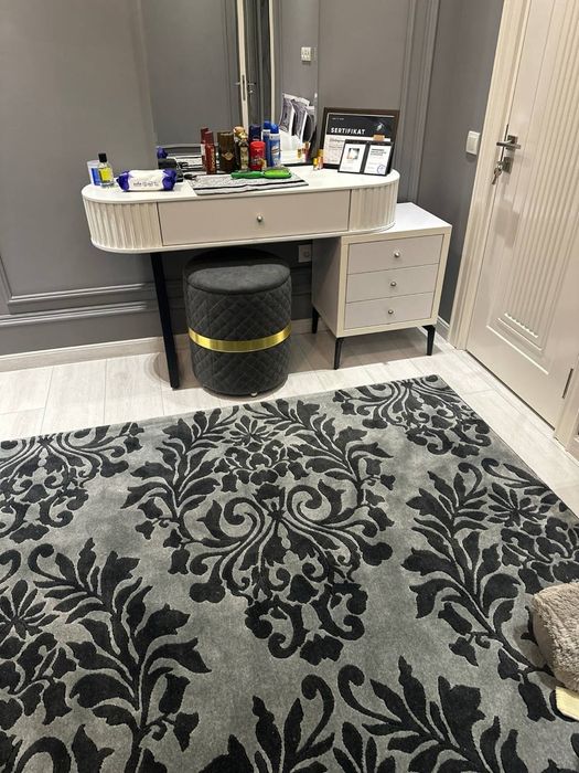 Prehojka oshhona va yotoqhonaga sandiqli va dumaloq taburetkalar.