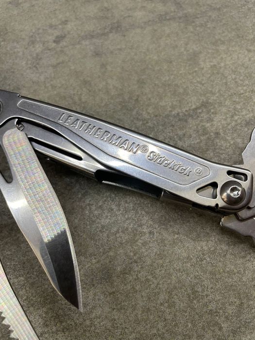 Unealta multifunctionala Leatherman Sidekick cu teaca inclusa