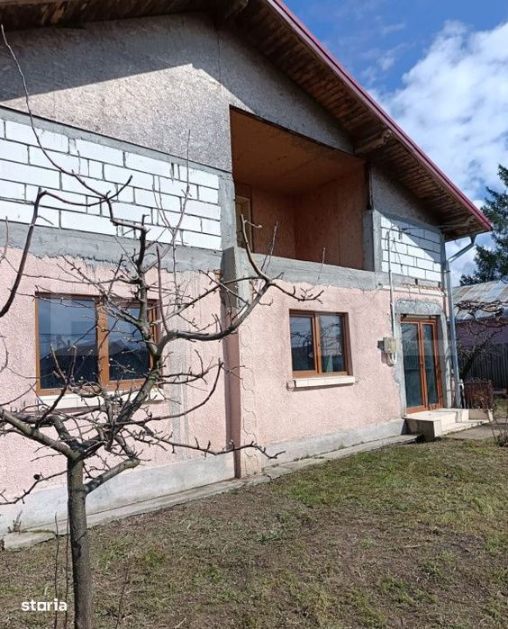 Casa (la rosu) + teren 2522 mp – ideala pentru personalizare - Cost