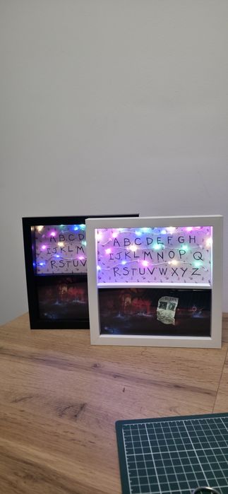 Suport figurine Stranger Things cu LED-uri