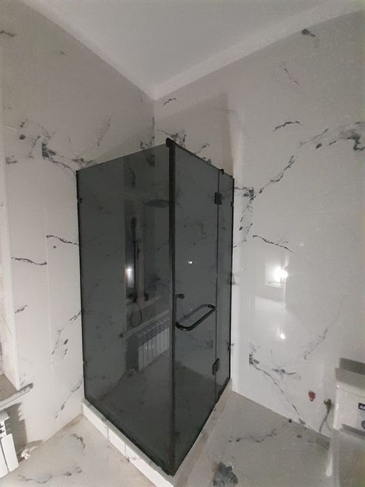 Стеклянные душевые перегородки