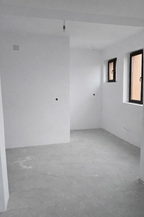 Apartament nou, spațios și foarte luminos, situat într-o zonă liniștit