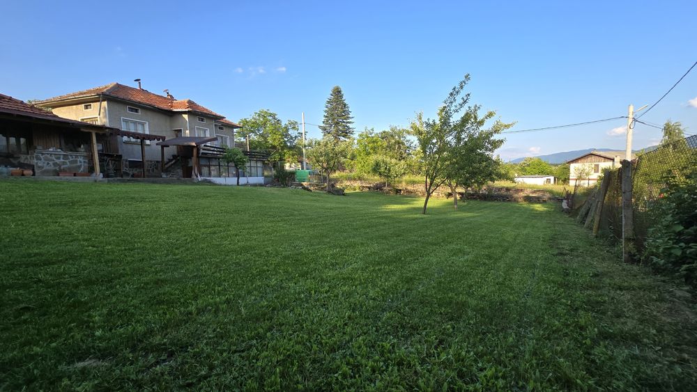 Косене, чистене, извозване, изграждане, поддръжка на дворове и градини