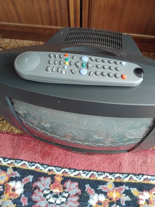 Продавам работещ стар телевизор