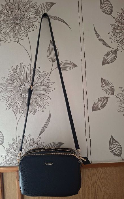 Дамска чанта от еко кожа в черен цвят. Нежен аксесоар за всеки повод.