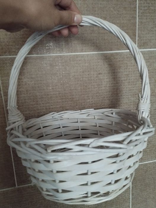 Плетёная белая корзинка