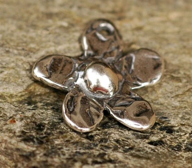 Сребърен медальон 925 маргаритка – талисман за нежност и ново начало.