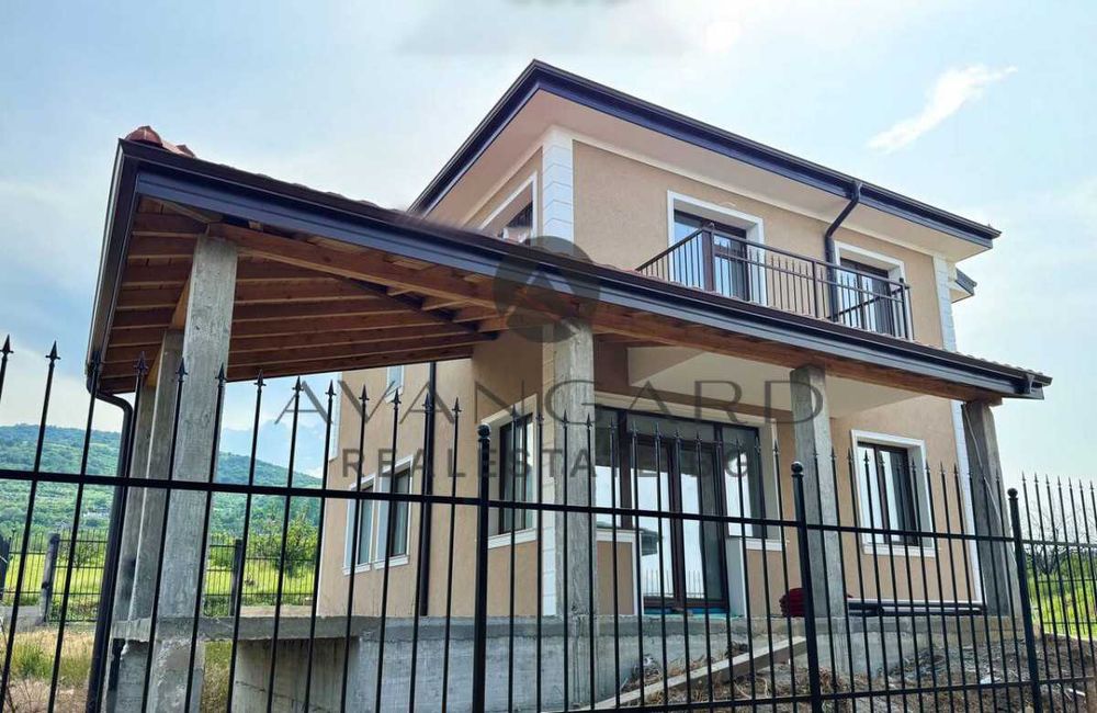 оф.23377 Самостоятелна къща с двор/с.Брестник