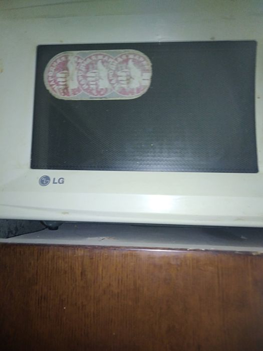 Продаю микроволновую печь LG все работает но негреет
