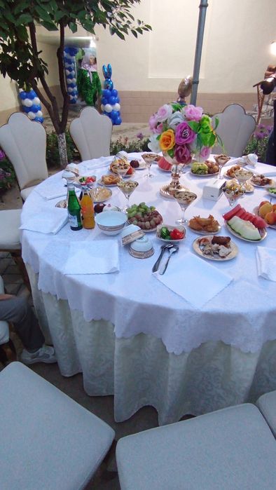 Prakat stol va stullar. Chinni idishlar