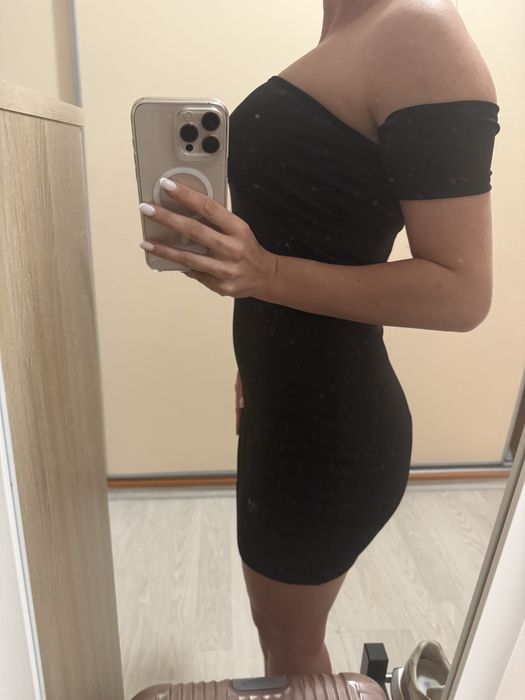 Черна рокля с малки ръкави