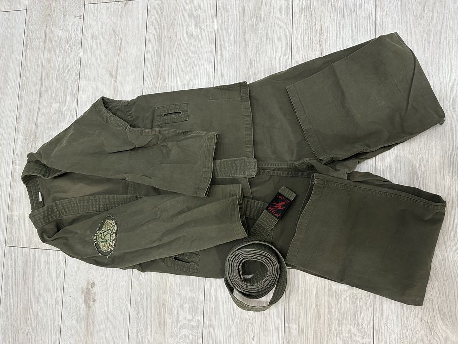 Продам кимоно на возвраст 8-10 лет