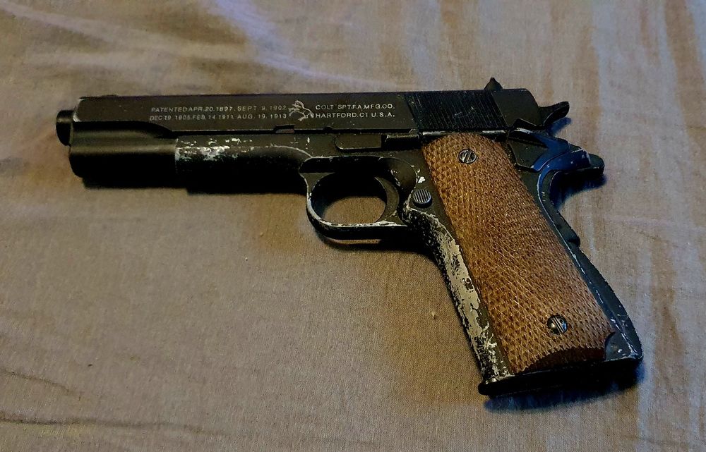 Pistol Colt metal bile plastic