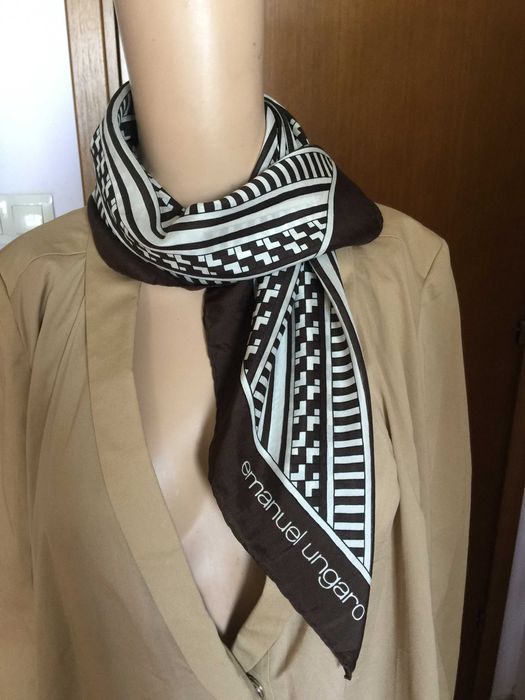 Дамски шал Emanuel Ungaro