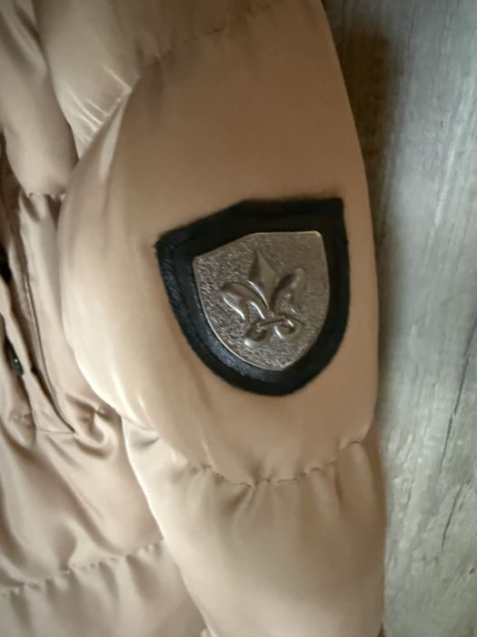 Зимно бежаво яке с пух на качулката