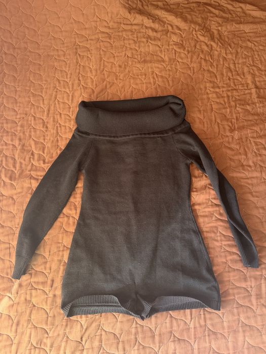 Дрехи размер М ( бели къси панталонки, гащеризони, комплекти)