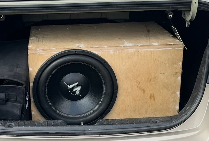 Продам саб momo 15