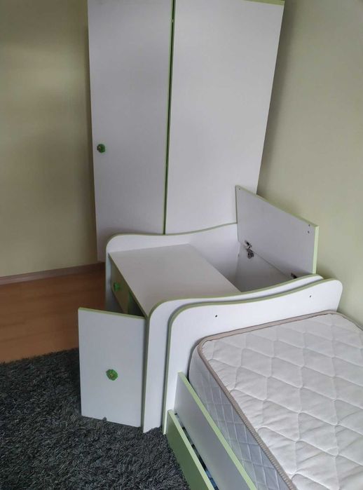 Легло и кошара в едно гардероб и бюро и матраци трансформиращи Lorelli