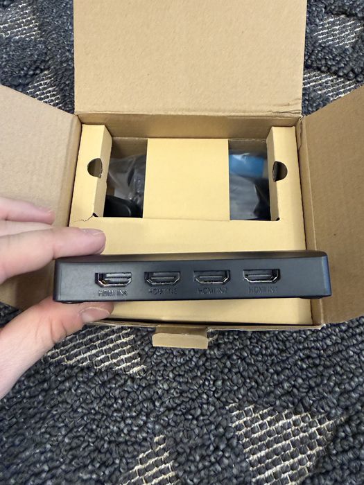 Switch KVM tip dockingstation pt 4 pc si un monitor