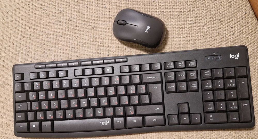 Комплект безжична клавиатура и мишка Logitech silent wireless combo МК295 и М220