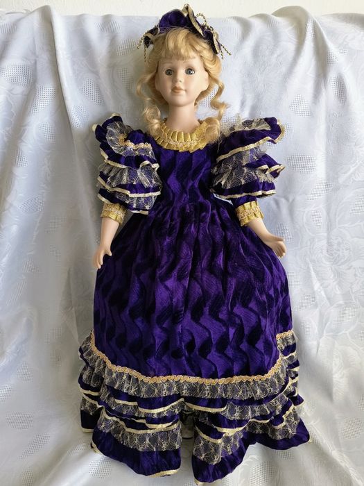 Голяма, порцеланова кукла