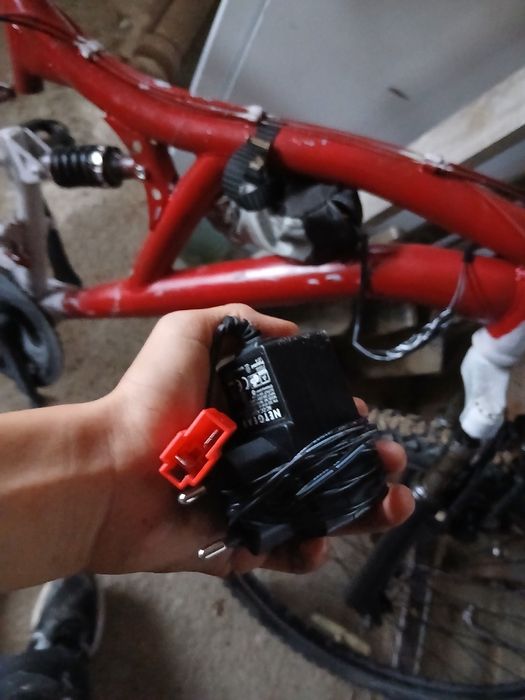 Vând bicicleta cu bec baterie si încărcător