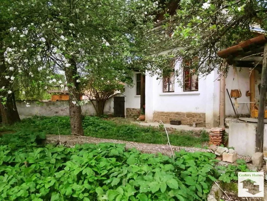 125182 Възрожденска къща с 3 спални и кладенец  в с. Средни Колиби