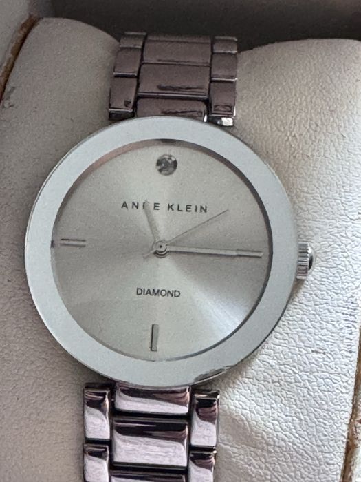 Ceas damă Anne Klein Diamond, argintiu, cu brățară metalică și cutie