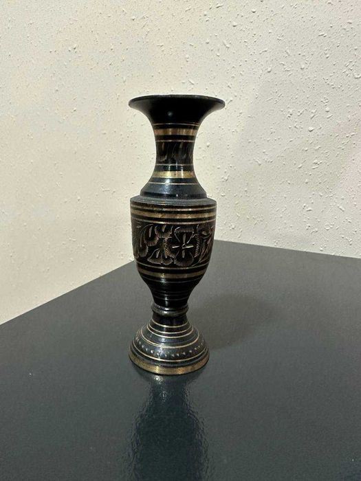 Антеквар посуды из старый времён