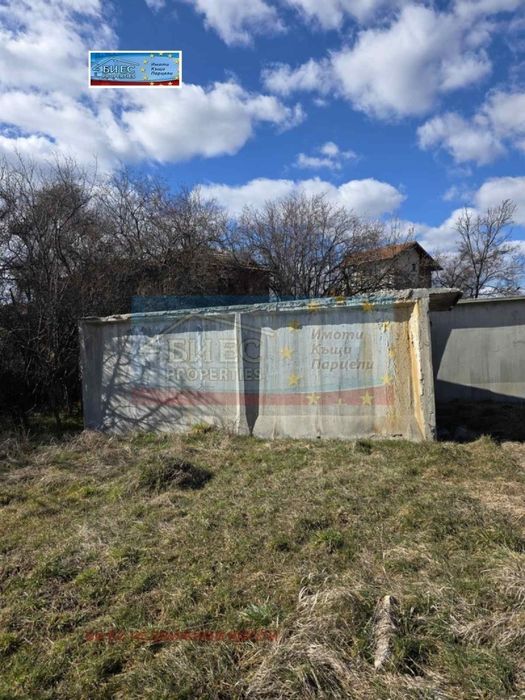 УПИ в с. Кошарево 420 м² със собствен водоизточник и 2 гаражни клетки