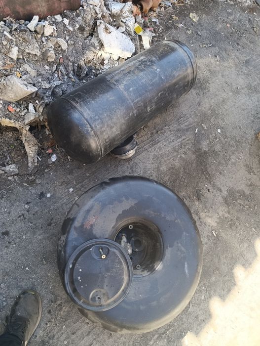 два газовых баллона