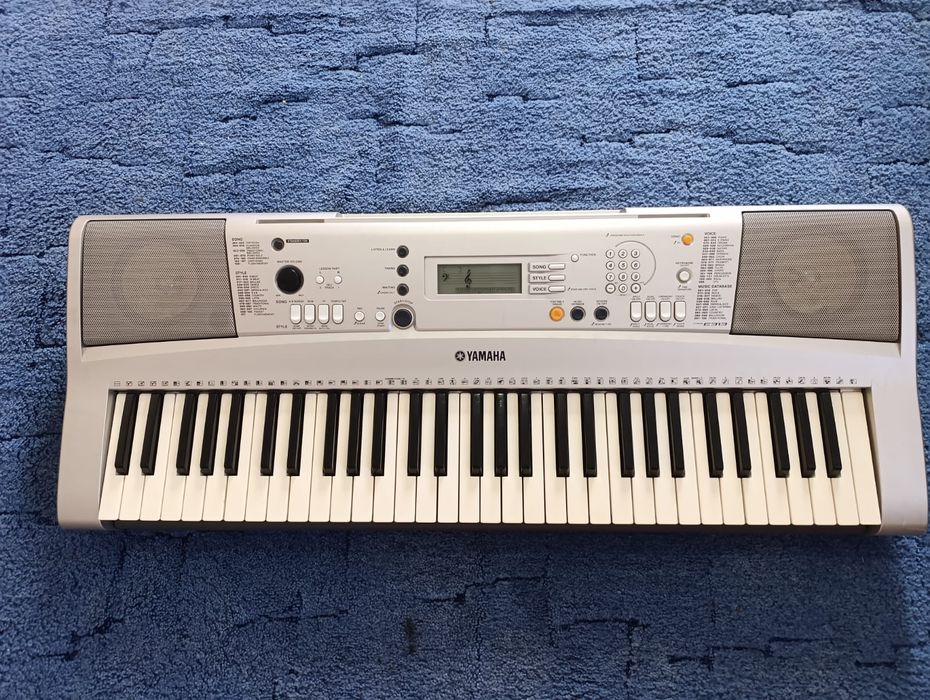 Продам синтезатор Yamaha PSR-E303.