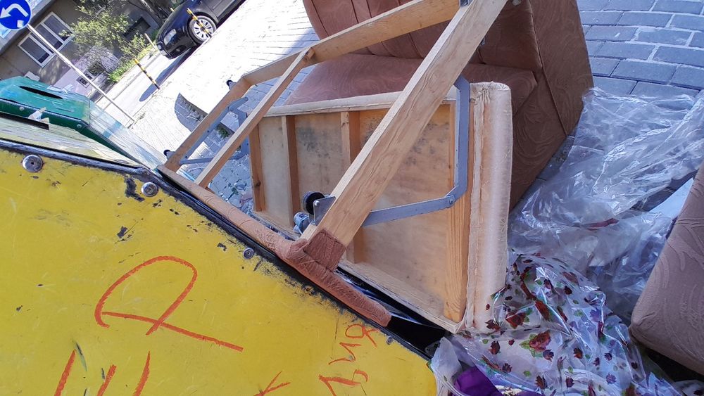 Диванче, сгаваем диван с малко момченце на име: Борис Димов