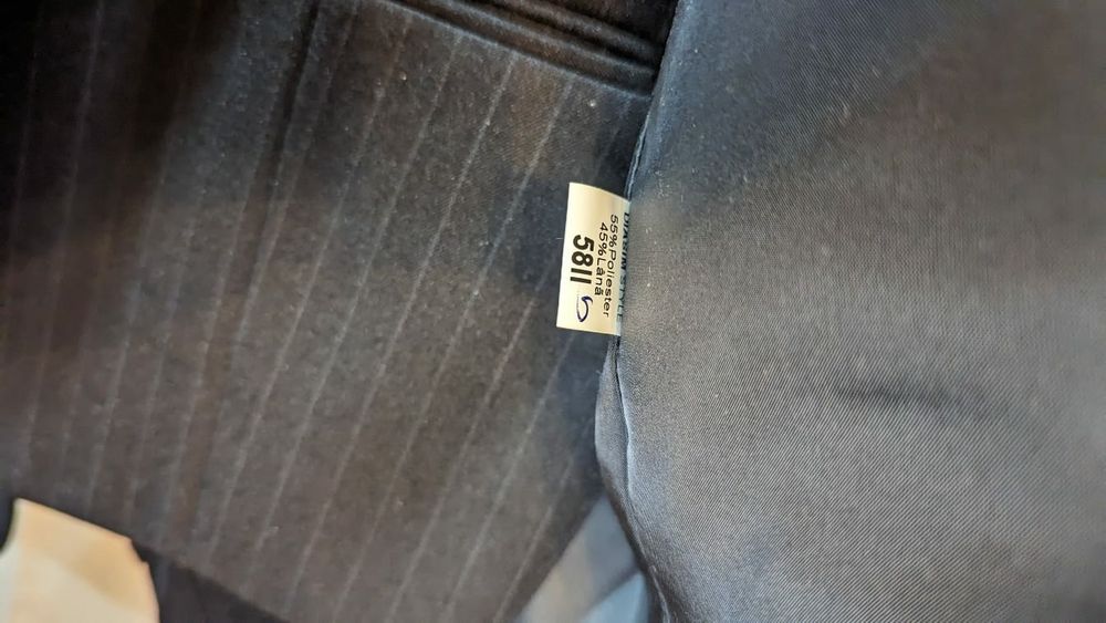Costum barbatesc negru cu dungi mas 58