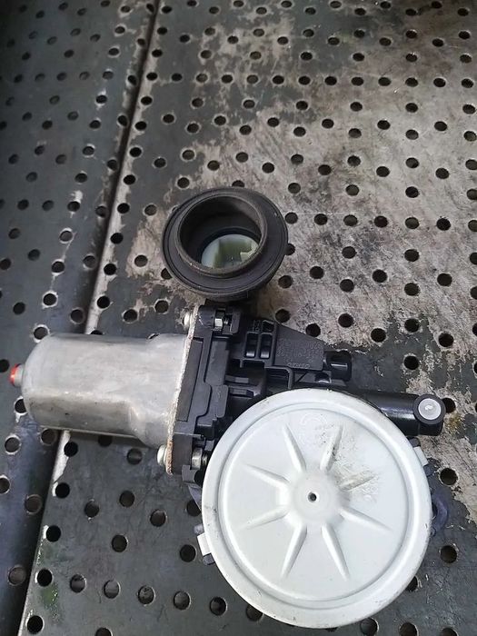 Motoras macara dreapta spate toyota rav 4 3 a3 8572035140 2621002340