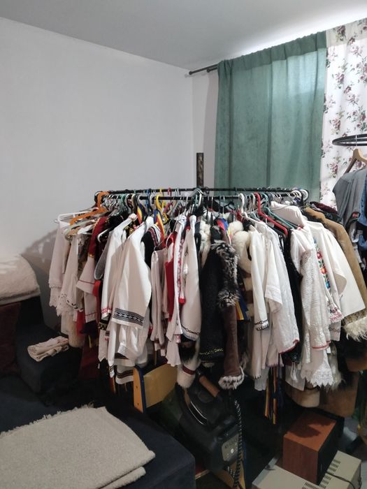 Spre vânzare ,,costume pentru serbări.