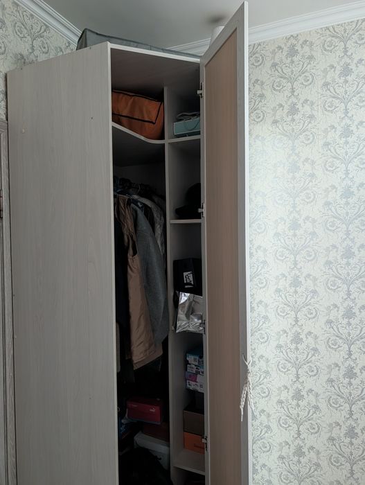 Угловой шкаф с зеркалом