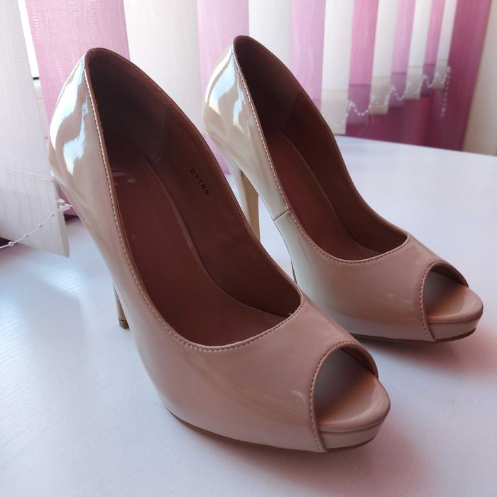 Дамски обувки на висок ток