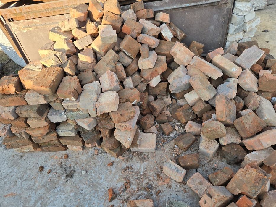 Кирпичи и глина в мешках