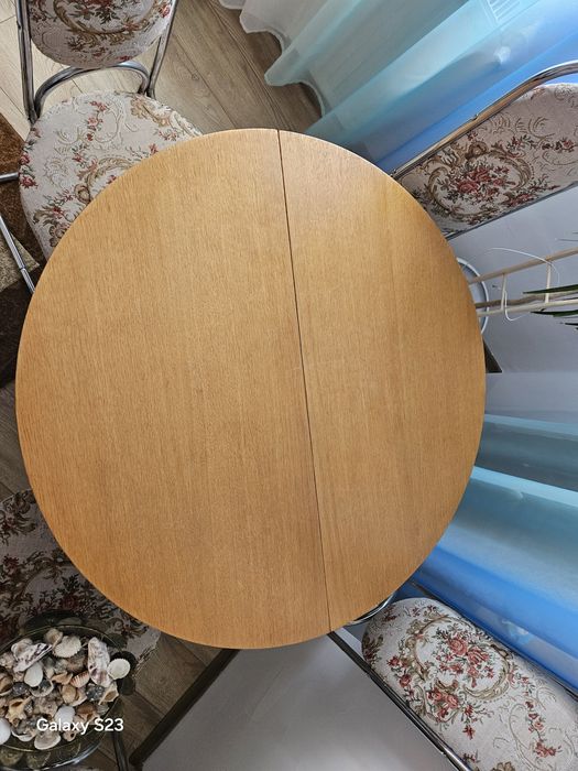 Vând 4 scaune plus masa extensibila lemn masiv