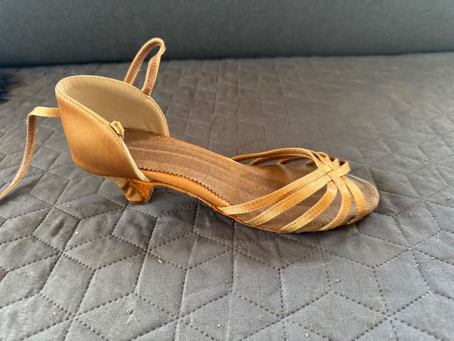 Обувки за спортни танци